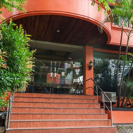 Reddoorz @ Jalan Jaksa Джакарта Экстерьер фото