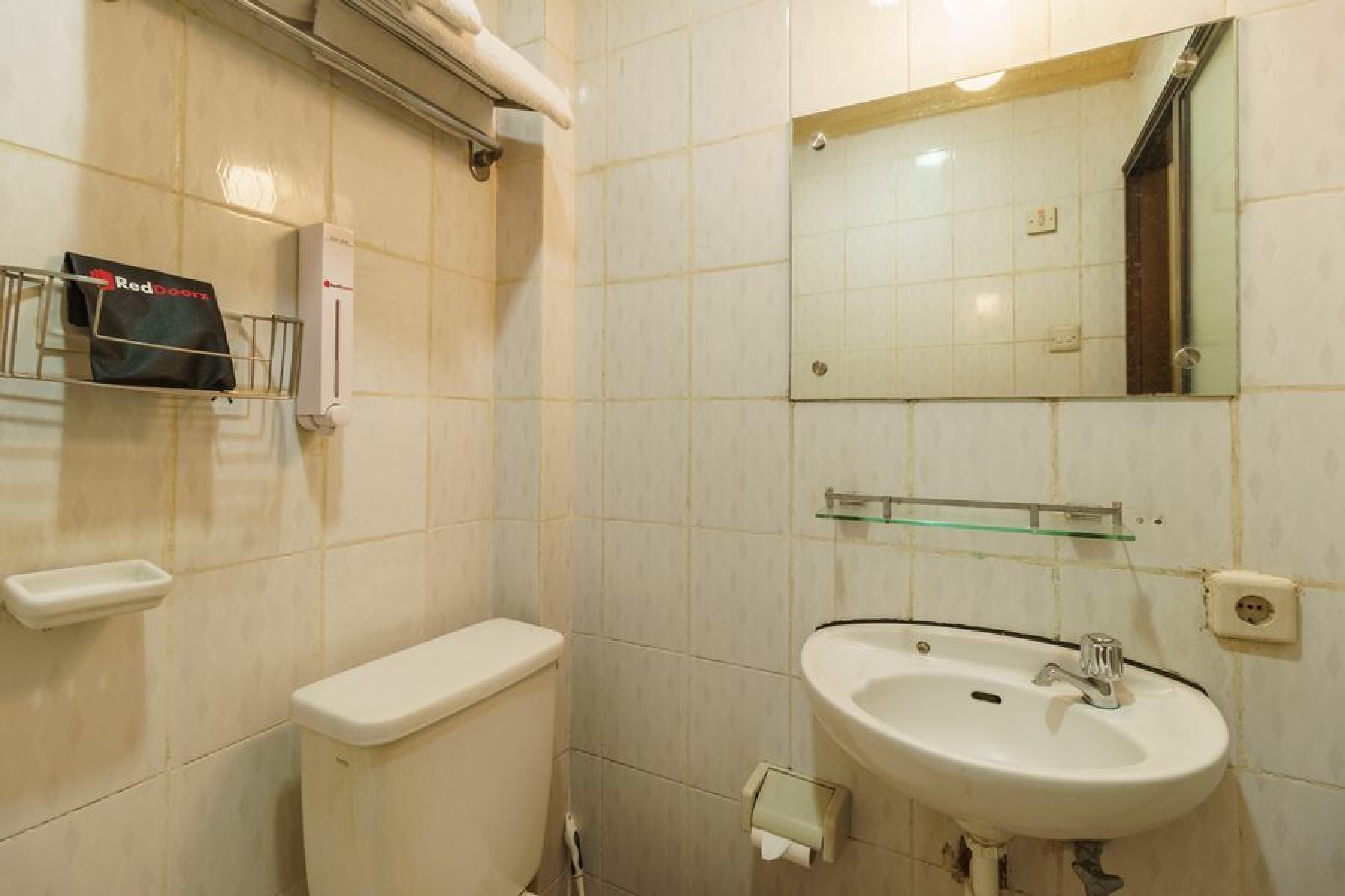 Reddoorz @ Jalan Jaksa Джакарта Экстерьер фото