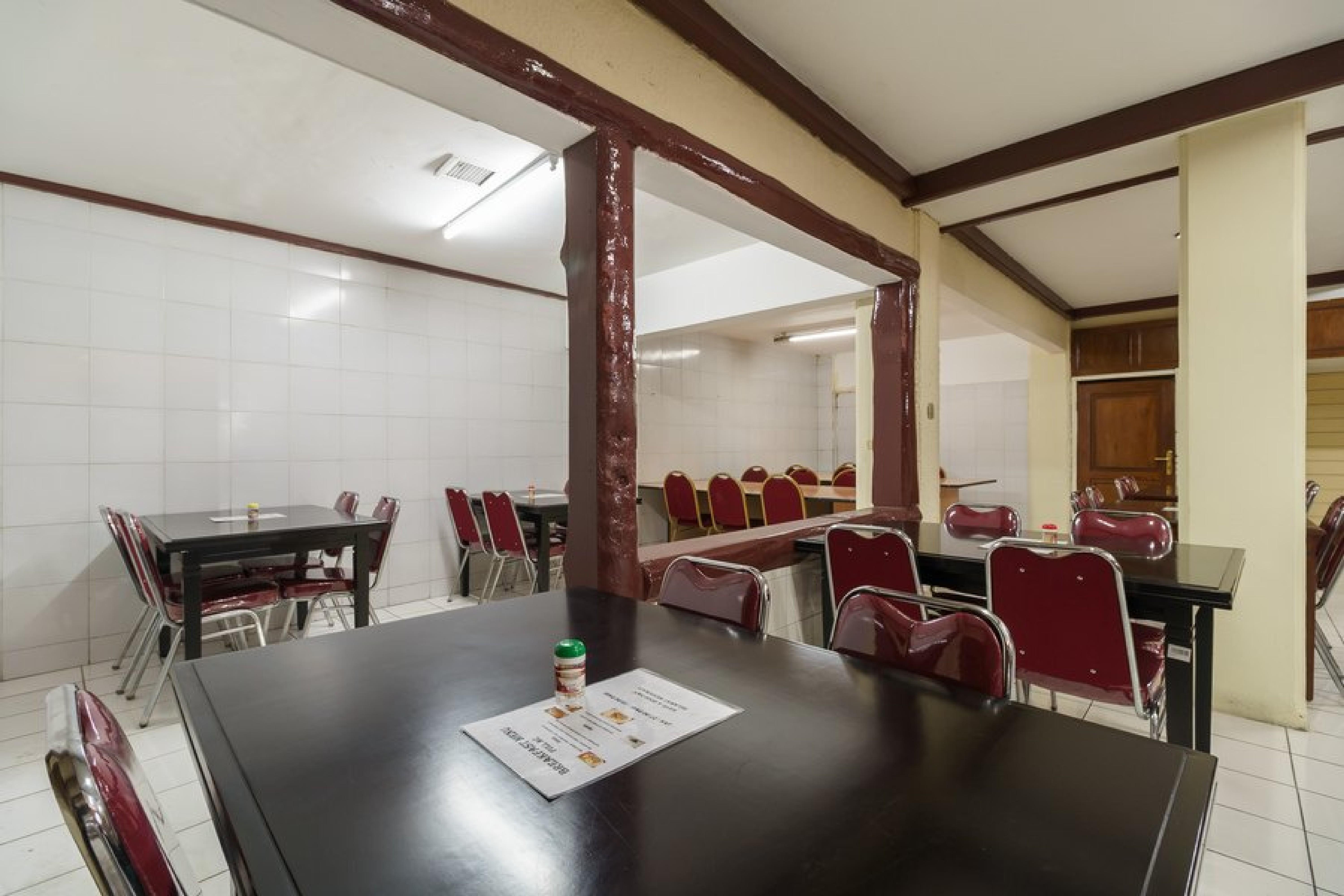 Reddoorz @ Jalan Jaksa Джакарта Экстерьер фото